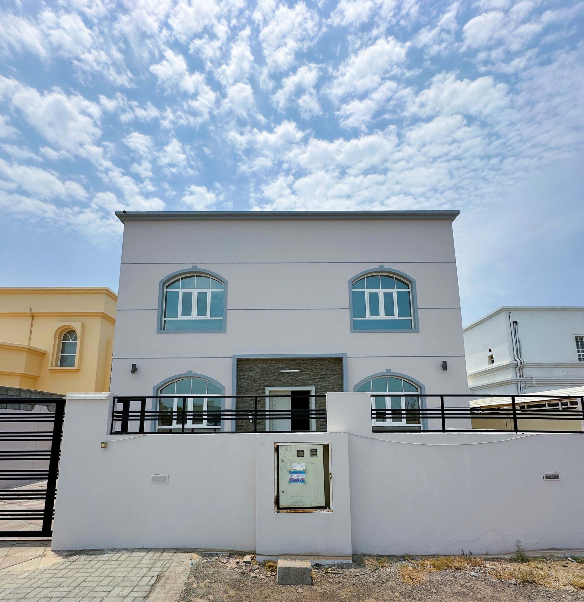 فيلا وشقة خلفية للبيع في المعبيلة الجنوبية ( شارع النور)