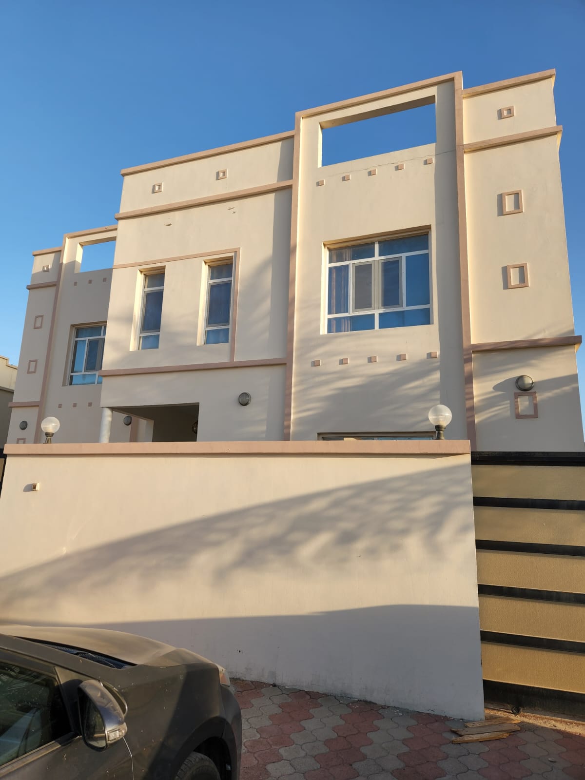 فيلا وشقتين للبيع في المعبيلة الثامنة