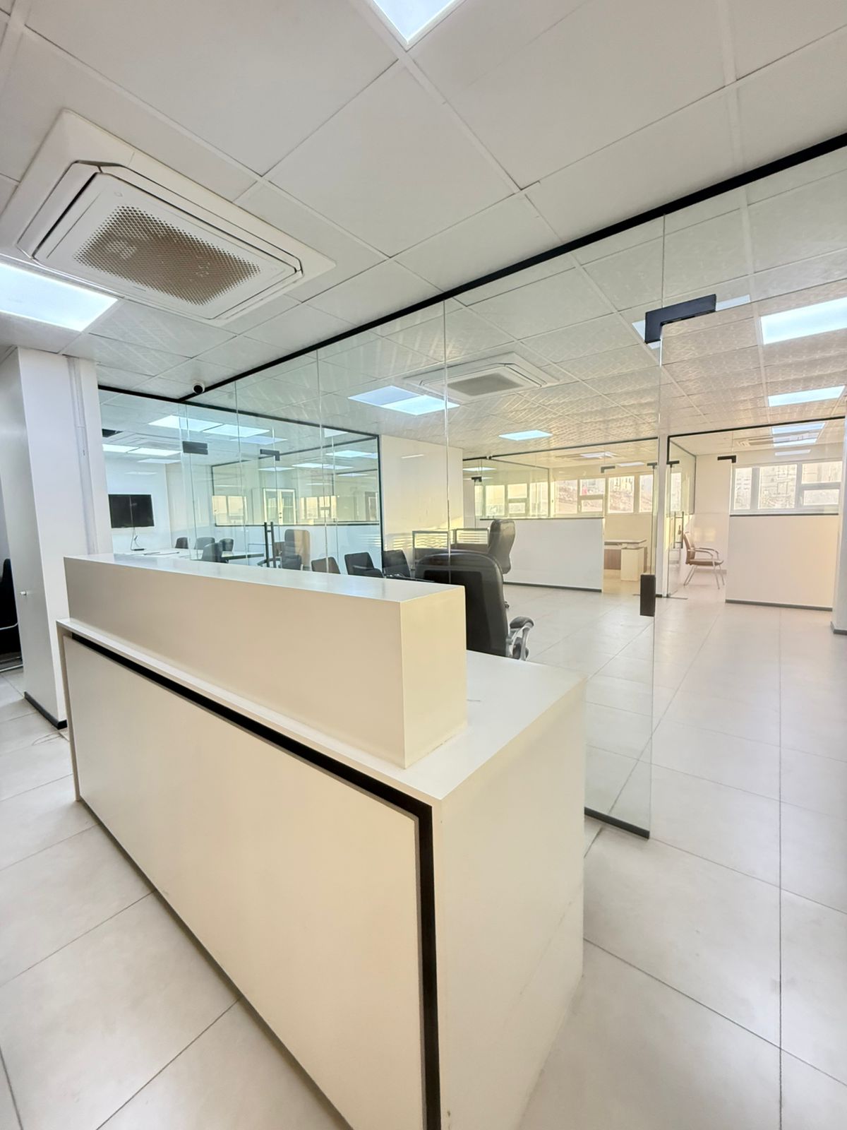 فرصة استثمارية، مكاتب مؤجرة للبيع - موقع حيوي في بوشر بالقرب من مول عمان