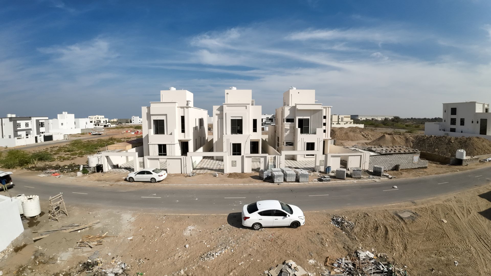ثلاث فلل للبيع في الرميس - ولاية بركاء شمال الشارع بالقرب من حديقة النسيم